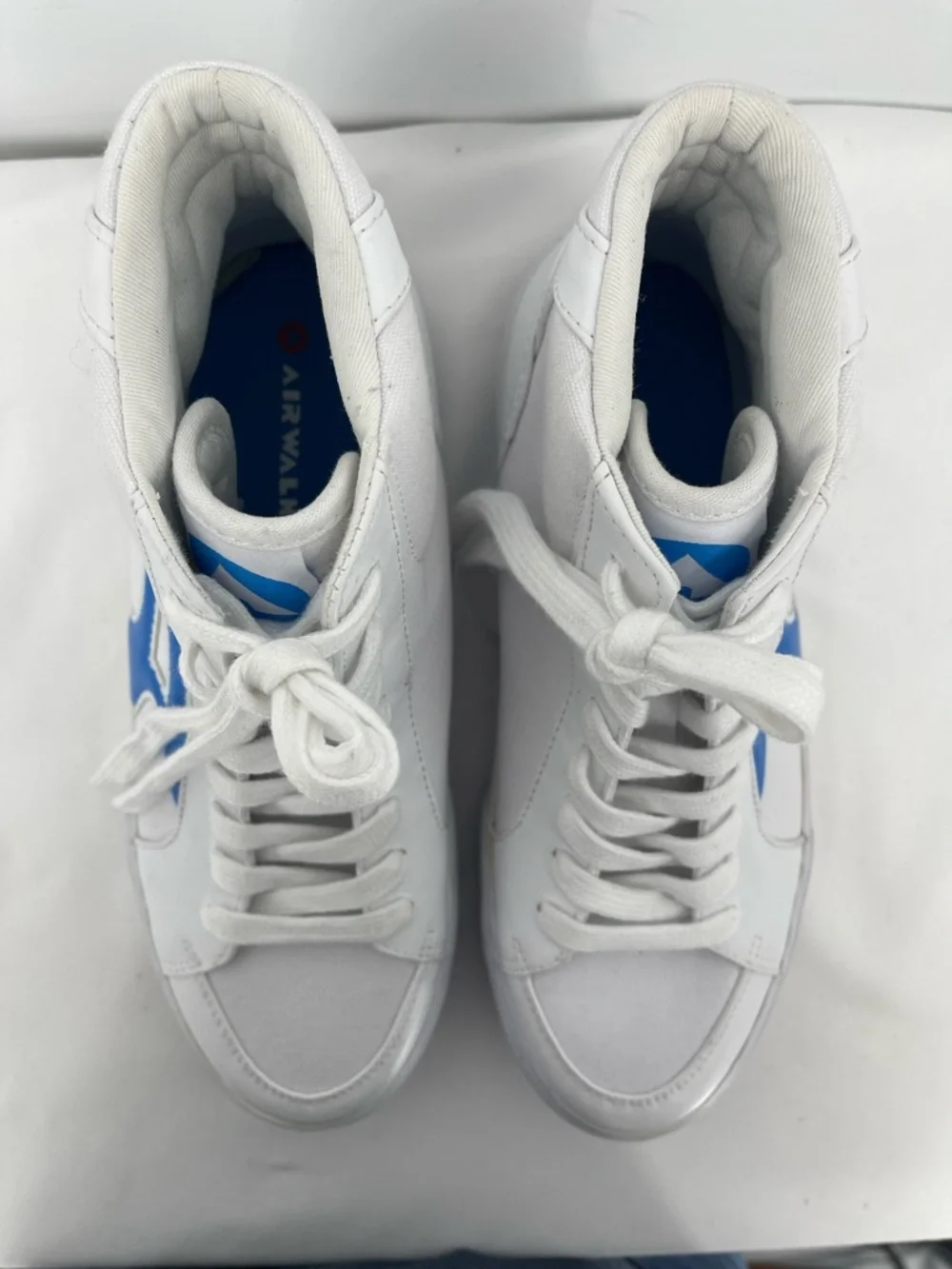 Airwalk AURORA WOMENS SIZE 9M White High-Top Sneakers with Blue Stripe
